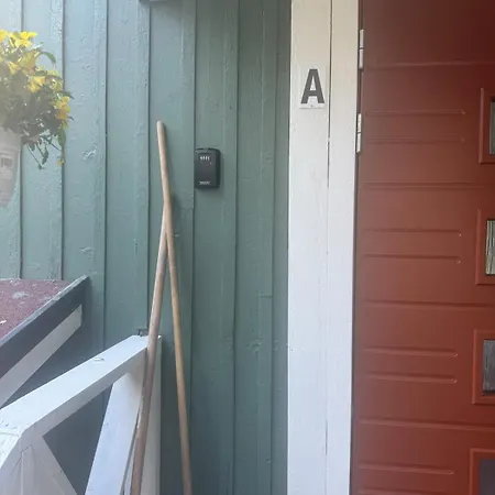 Idyllinen Puukerrostalo Laehellae Keskustaa Appartement